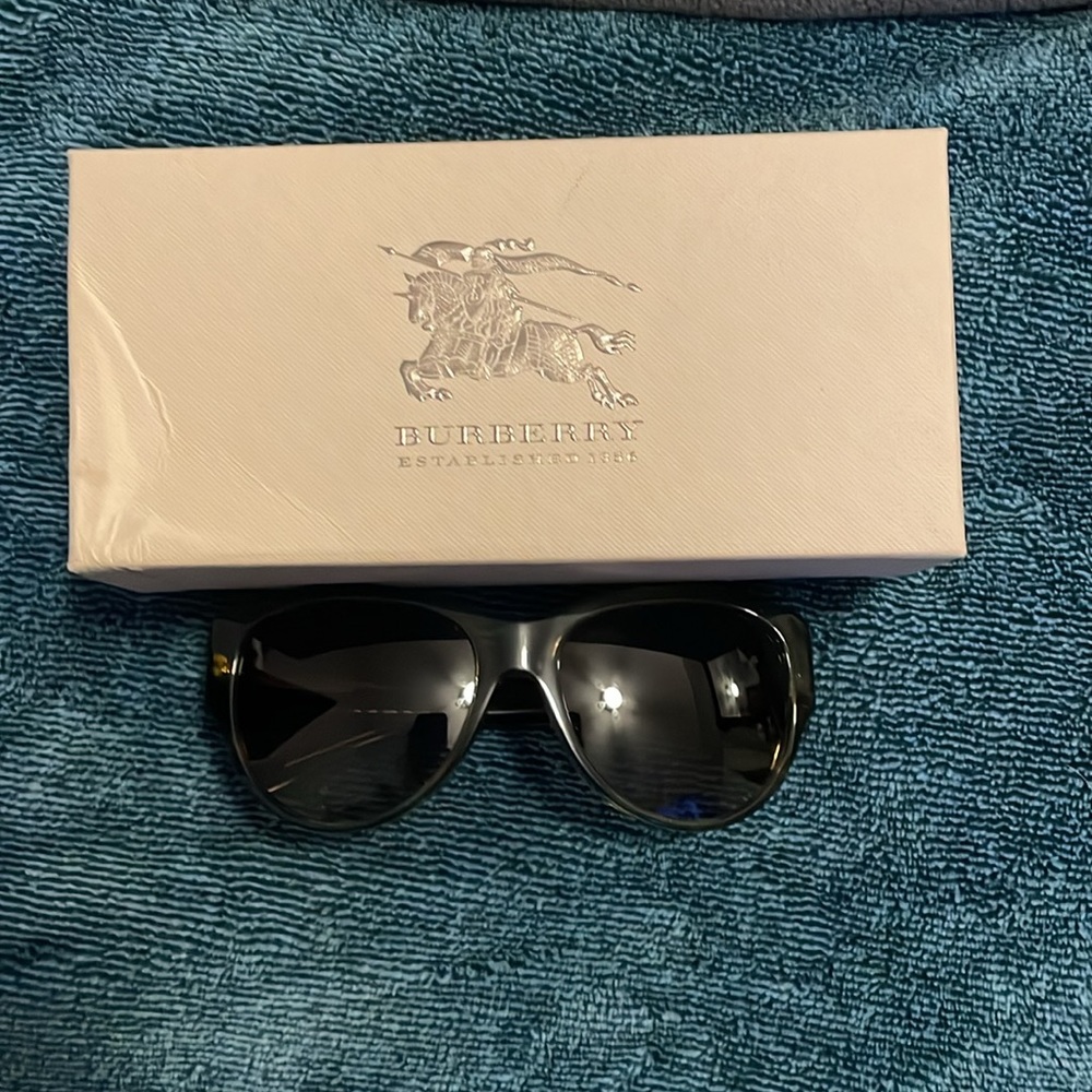 NIB WOMENS BURBERRY SUNGLASSES